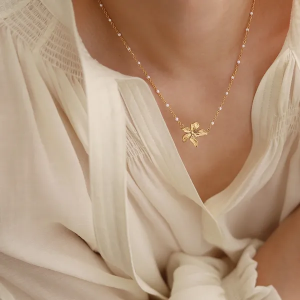 Gold_Flower_Chain_Necklace_For_Women